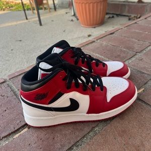 Nike Air Jordan1 Retro Mid SE OG Chicago Red Black and White. Boys 7 Women’s 8.5